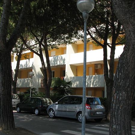 Cinzia Apartment Бибионе Екстериор снимка