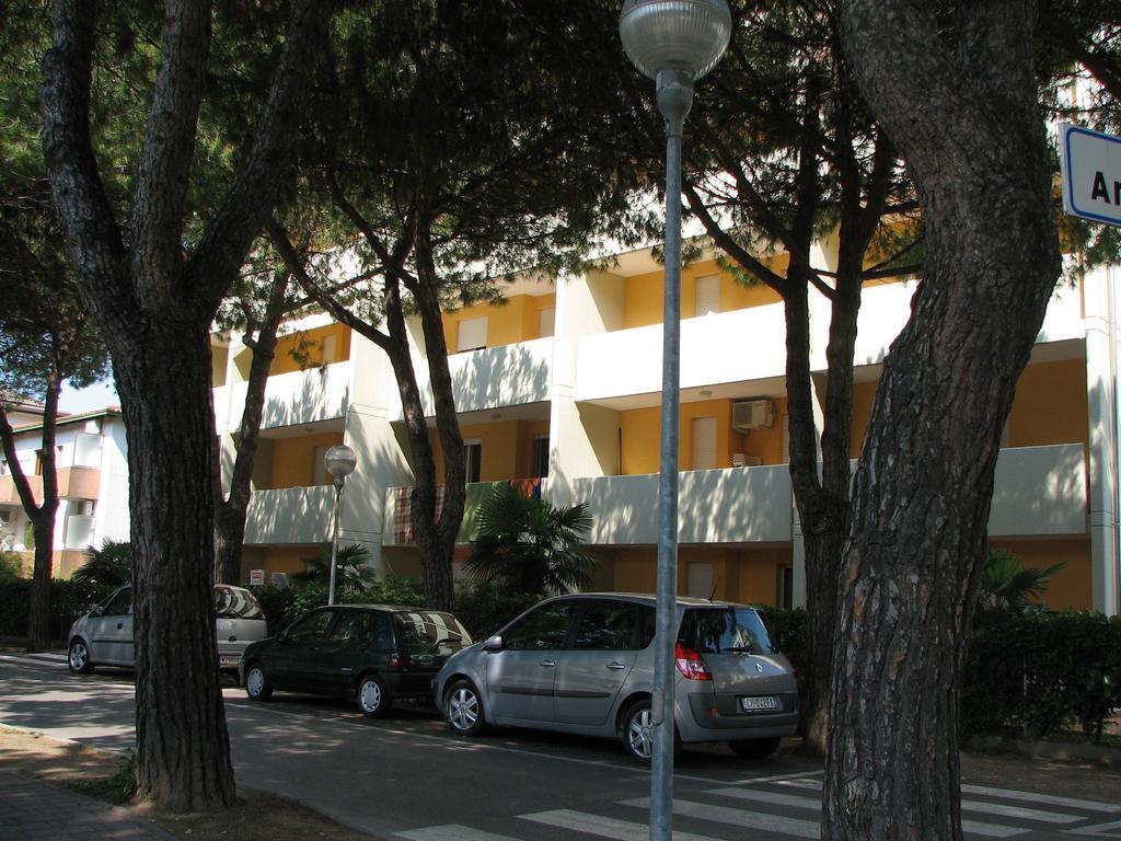 Cinzia Apartment Бибионе Екстериор снимка